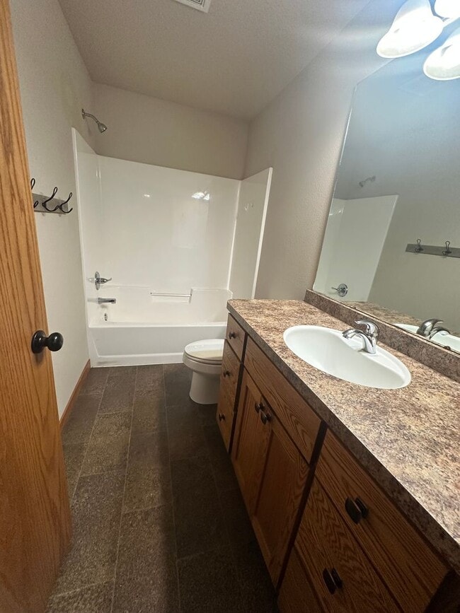 Building Photo - 4 Bedroom Townhome