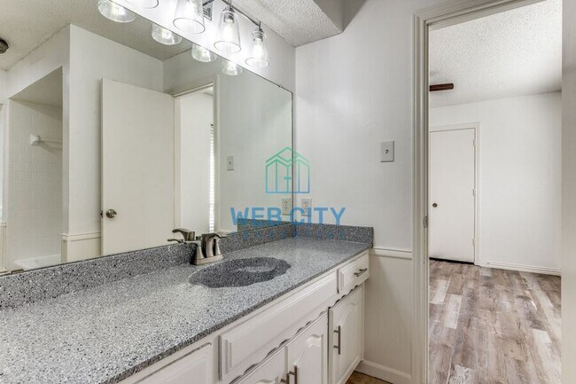 Building Photo - 212 Harris Dr