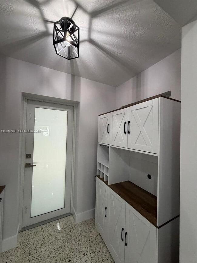 Building Photo - 219 S Bay Harbor Dr