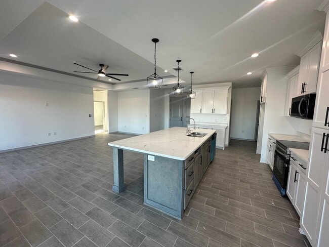 Building Photo - 609 Enchanted Way