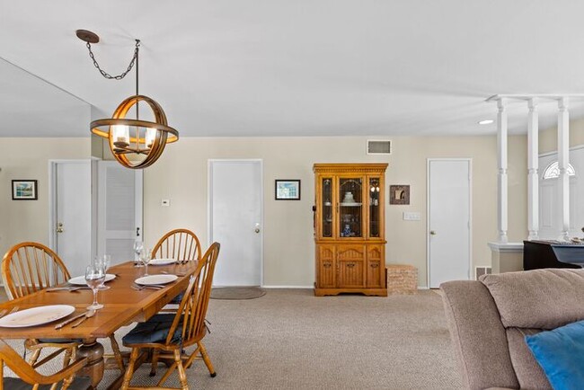 Building Photo - Sweeping Views! Rare and Peaceful 5-home e...