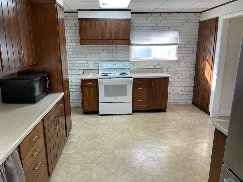 Building Photo - 163 Lewis St