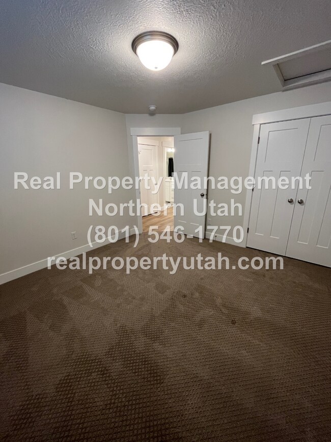 Building Photo - 3 Bedroom 2.5 Baths End Unit Townhome Avai...