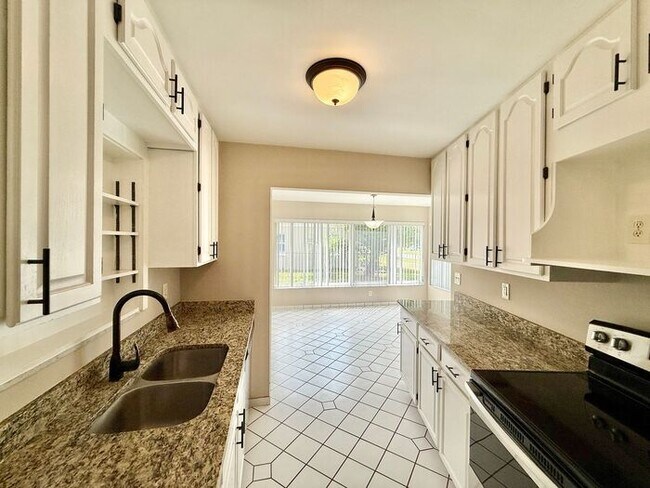 Building Photo - Cute 3/2 Home in Deltona!