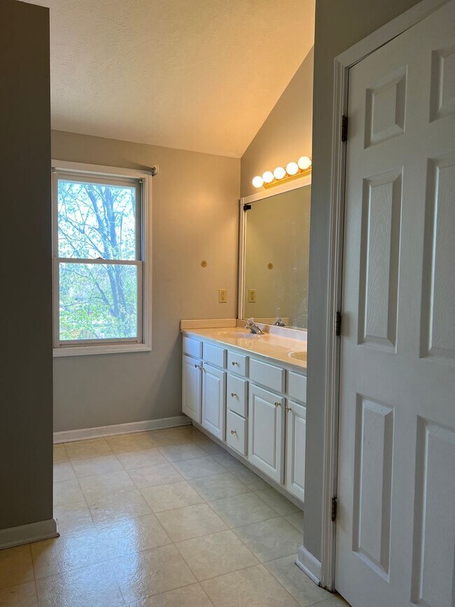 Building Photo - Well-Located 4 Bedroom with Versatile Living Space!!