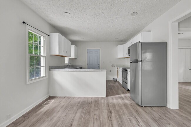 Building Photo - Charming 2-bed 1-bath home minutes from shopping, APSU, and dining.