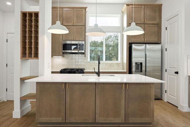 Building Photo - 2121 Hoskins Dr