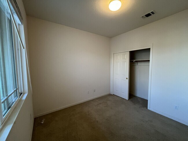 Building Photo - Residential 3 bed 2 bath in Elk grove