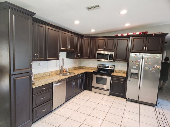 Kitchen - 408 SE 16th St