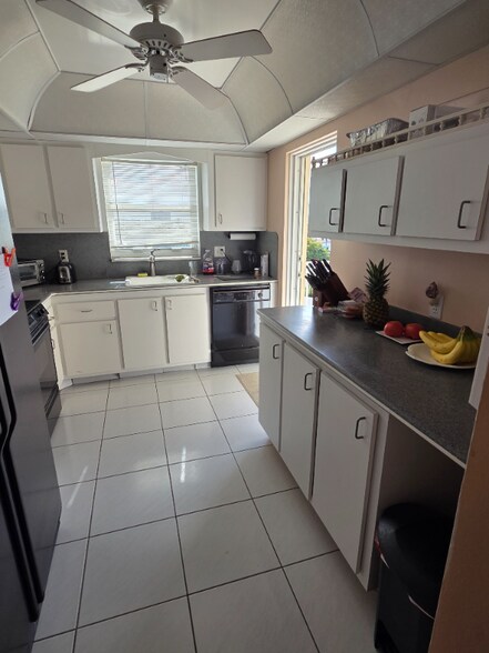 Building Photo - 1200 Hibiscus Ave