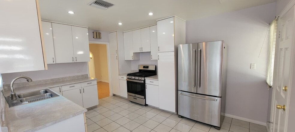 Building Photo - 567 South St