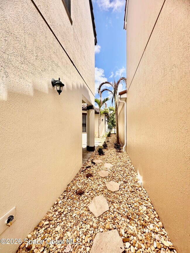 Building Photo - 8880 Napolo Dr