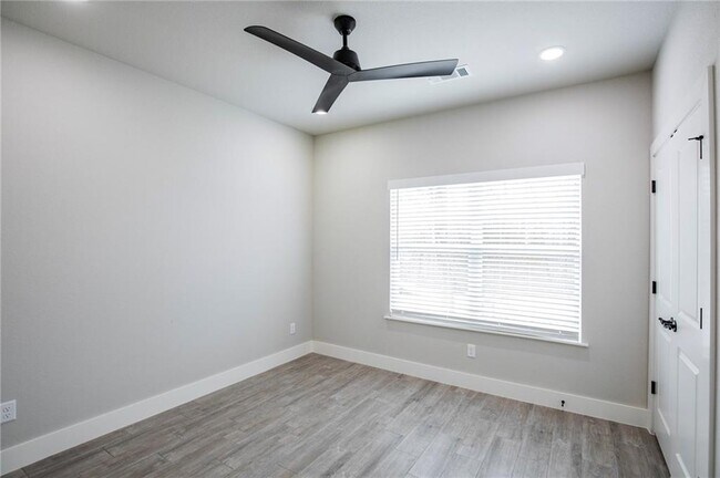 Building Photo - 14 Kinloch Dr