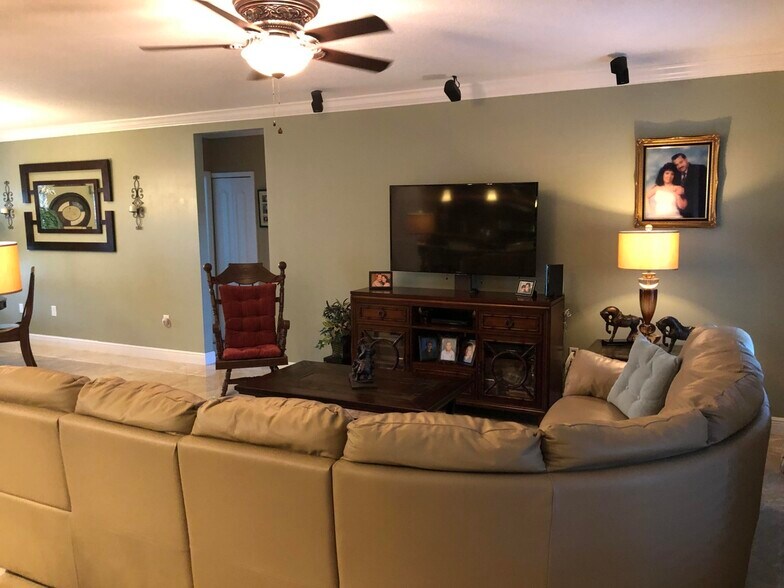 Living Room - 4001 SW Canrady St