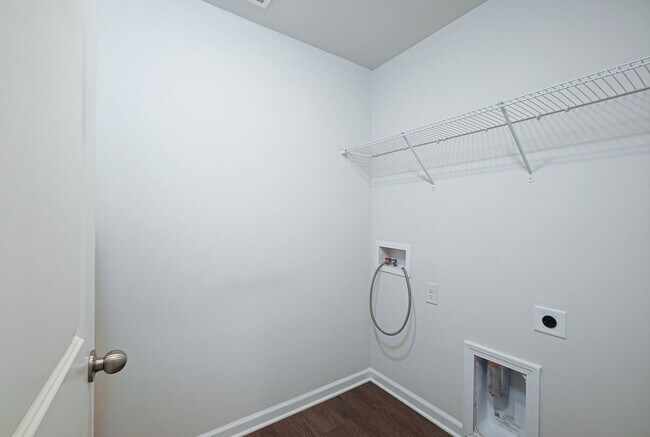 Building Photo - Lovely 3 Bed 2.5 Bath Townhome