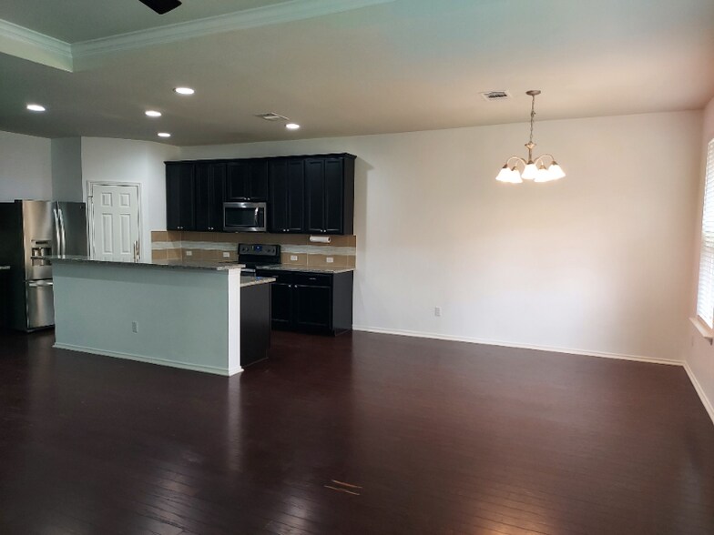 Building Photo - 112 W Vega Ln