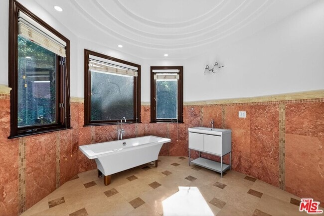 Building Photo - 4536 Vanalden Ave