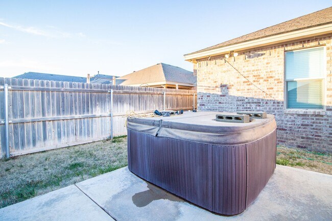 Building Photo - Pre-leasing for Fall!! 3/2/2 Luxury Home i...