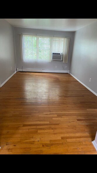 Building Photo - 136 Maple Ave