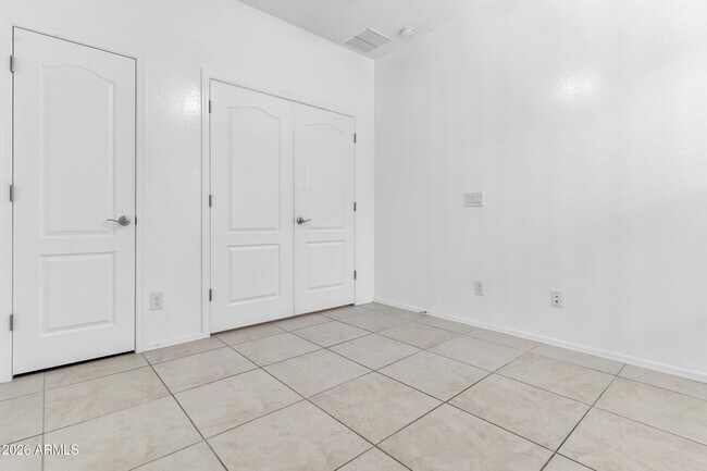 Building Photo - 2354 E Bellerive Dr