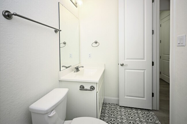 Building Photo - 1438 Oaklawn Dr