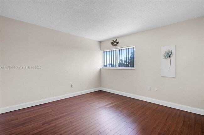 Building Photo - 711 N Pine Island Rd