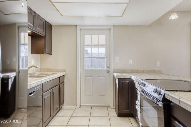 Building Photo - 921 E Campus Dr