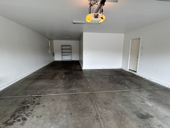 Building Photo - Spacious 4 Bedroom, 3 Bath Two-Story Glend...