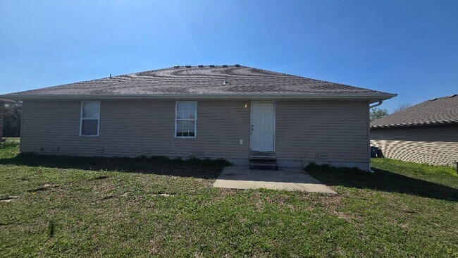 Building Photo - COMING SOON: Beautiful 3 bedroom / 2 bathroom house in Joplin Mo close to Missouri Southern with ...