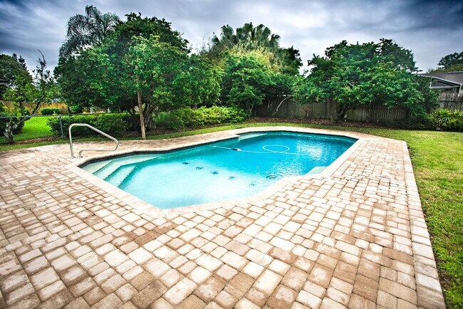 Building Photo - 3 Bedroom, 2 Bath Single Family Pool Home ...