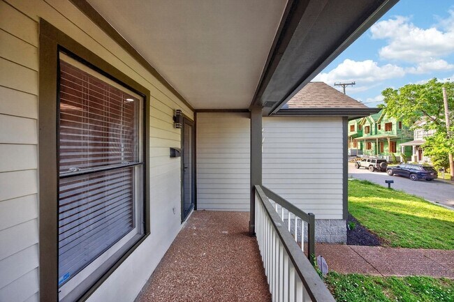 Building Photo - 907 11th Ave N
