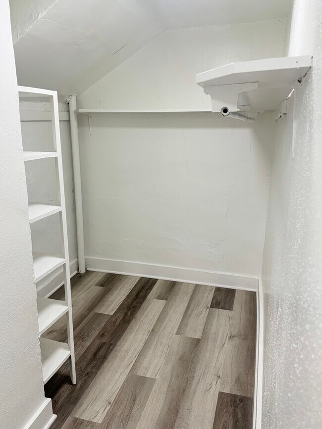 Building Photo - 1701 E Ganson St