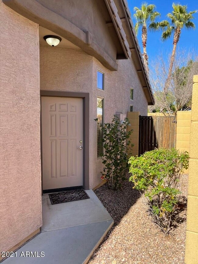 Building Photo - 2250 E Deer Valley Dr