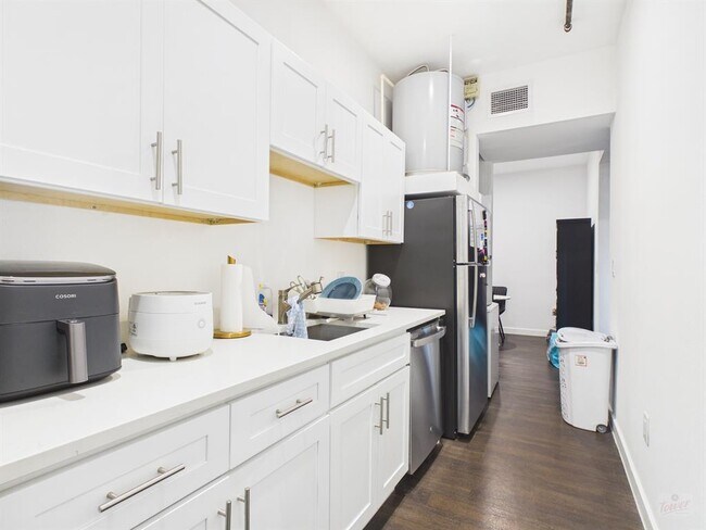 Building Photo - 1010 W 26th St