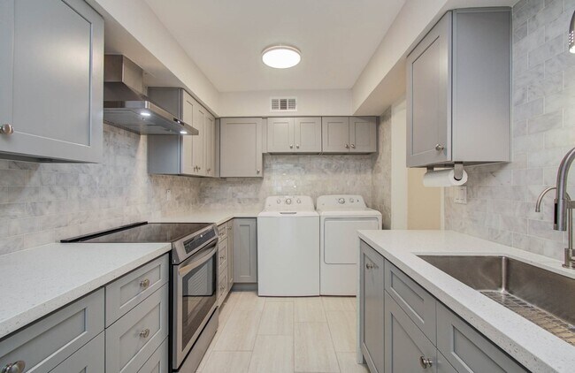 Building Photo - 355 N Post Oak Ln