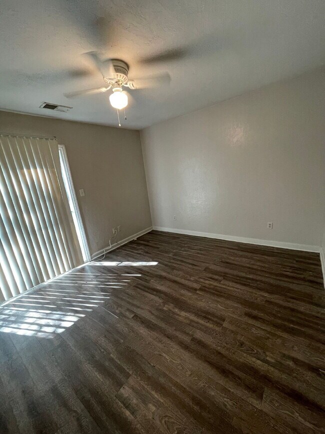 Building Photo - Affordable 2/1 Off Ocala