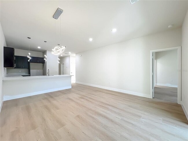 Building Photo - 356 W 4th St