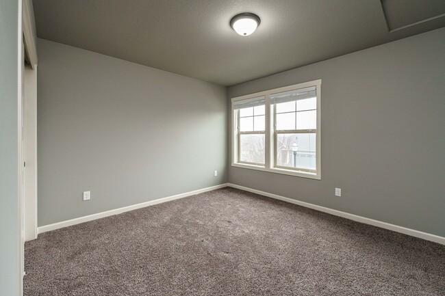 Building Photo - Stunning Salmon Creek Gem for Rent! - 3 Be...