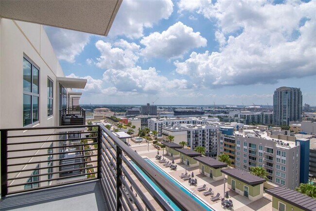 Building Photo - 1120 E Kennedy Blvd