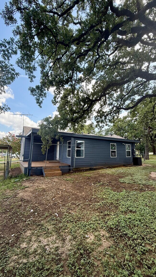 Building Photo - 411 Dee Ln