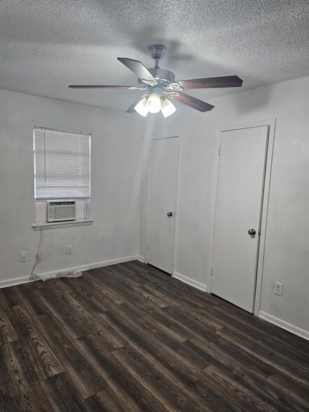 Building Photo - 1215 N Elm St