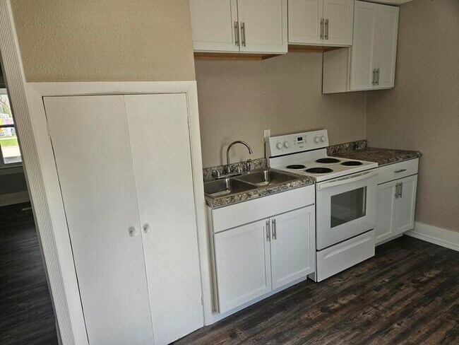 Building Photo - 208 N Brooke St