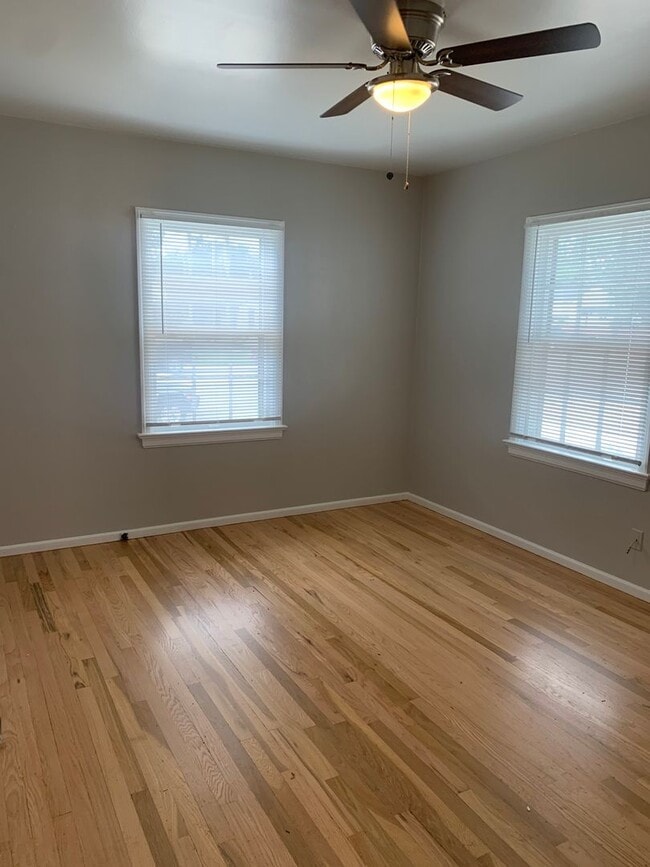 Building Photo - 2 BEDROOM, 1 BATHROOM APARTMENT