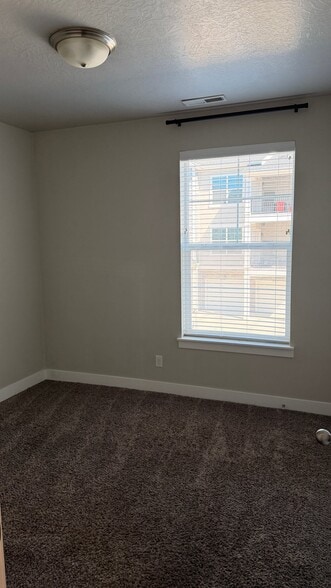 Building Photo - 85 W Silver Springs Dr