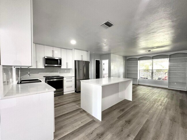 Building Photo - 1455 NE Silver Maple Way