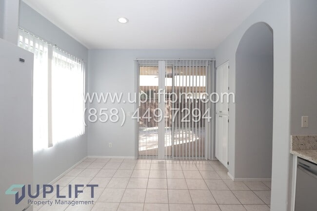 Building Photo - 4 Bed 2.5 Bath Townhouse in Oceanside AVAILABLE NOW!