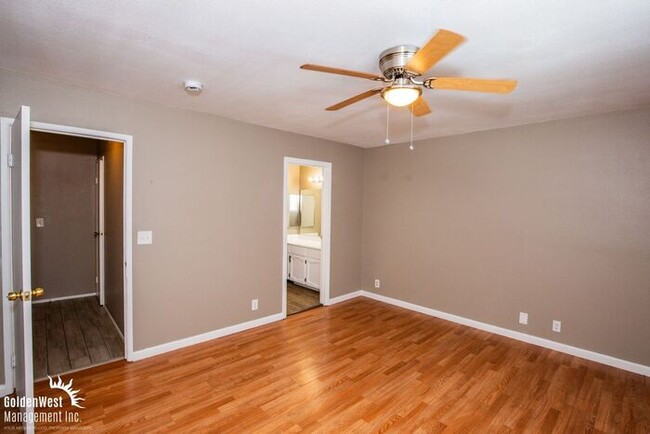 Building Photo - Newly Remodeled 2Bdm 1.5Ba Townhouse with ...