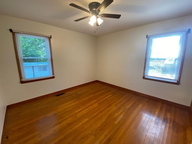 Building Photo - 3 Bedroom/1 Bathroom Home in Midtown Jones...