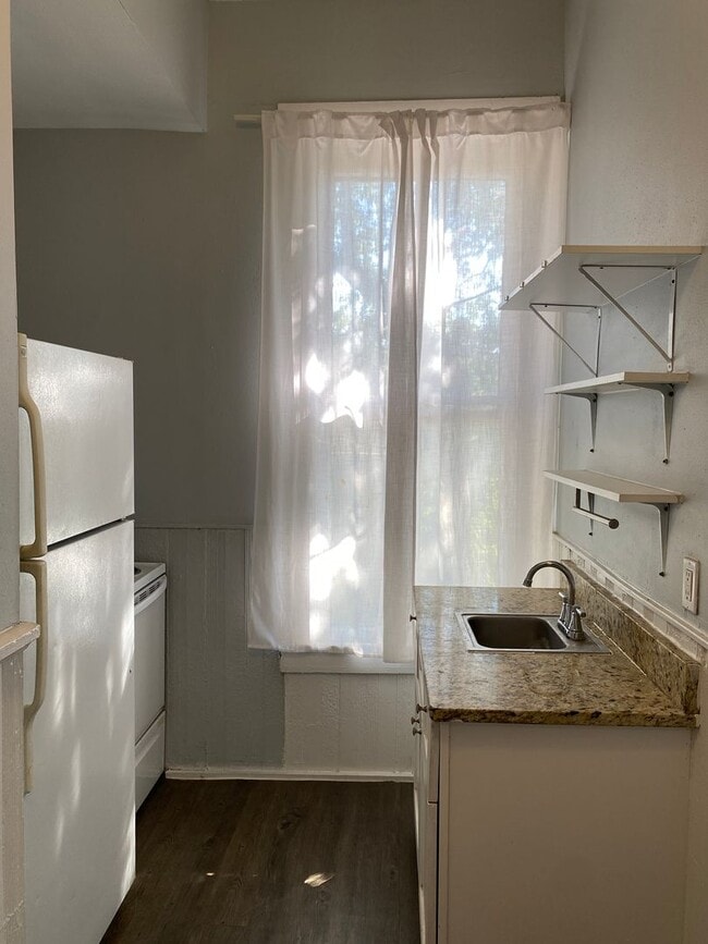 Building Photo - **MOVE-IN SPECIAL**  Vintage 1-Bedroom Near The Pearl