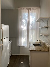 Building Photo - Vintage 1-Bedroom Near The Pearl